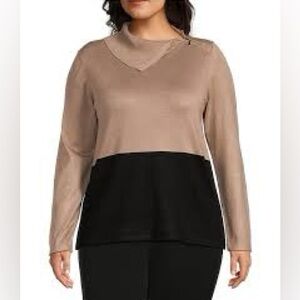 🎩🗝️NWT $69 Investments
Plus Size Long Sleeve Envelope Zip Neck Sweater blk/beige